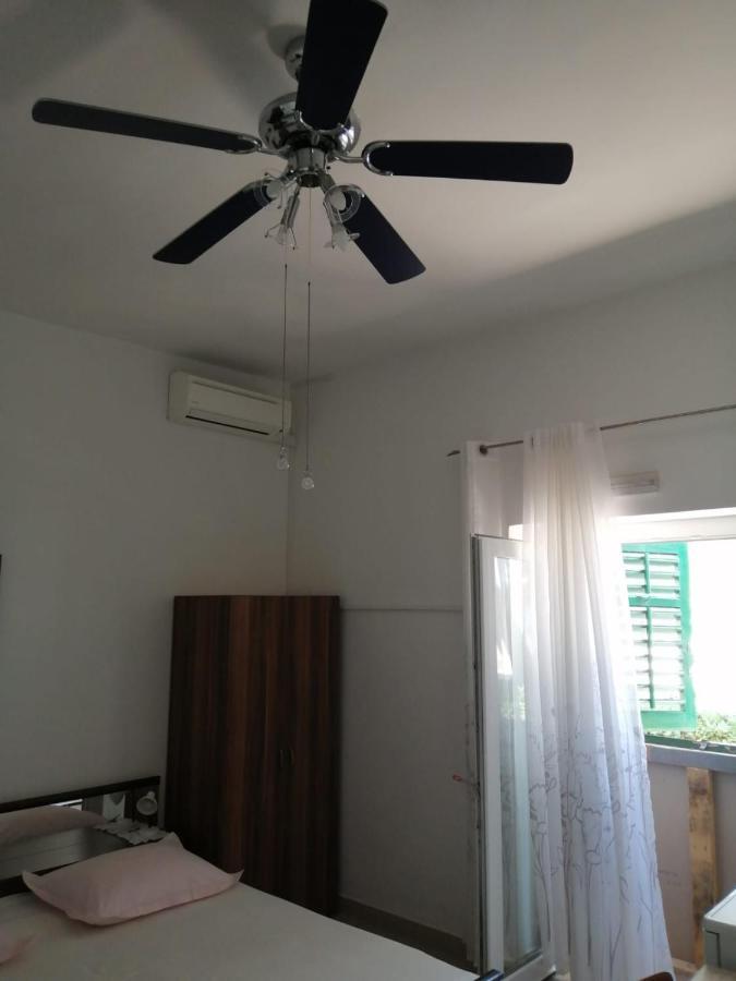 Omis Apartment On The Beach Экстерьер фото